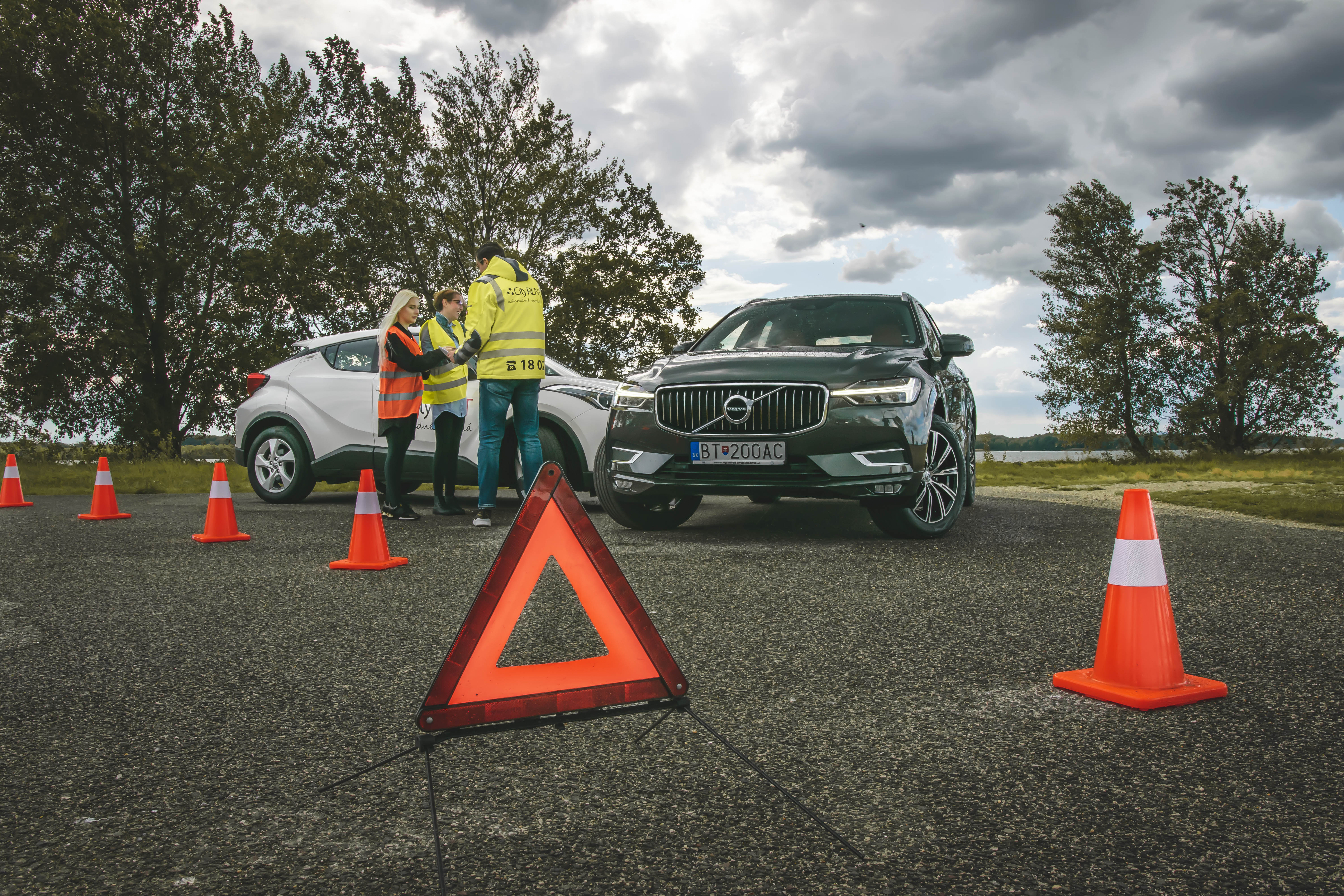 BMW i3 a volvo nehoda cityrent